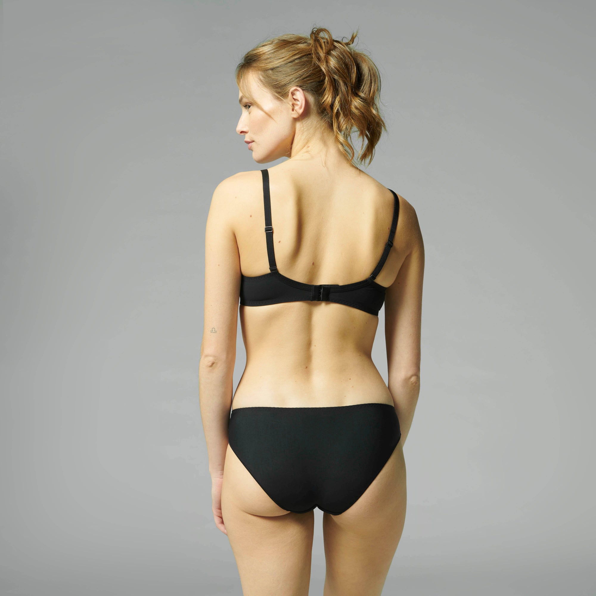 Delice Plunging underwired bra - Black - Image 4