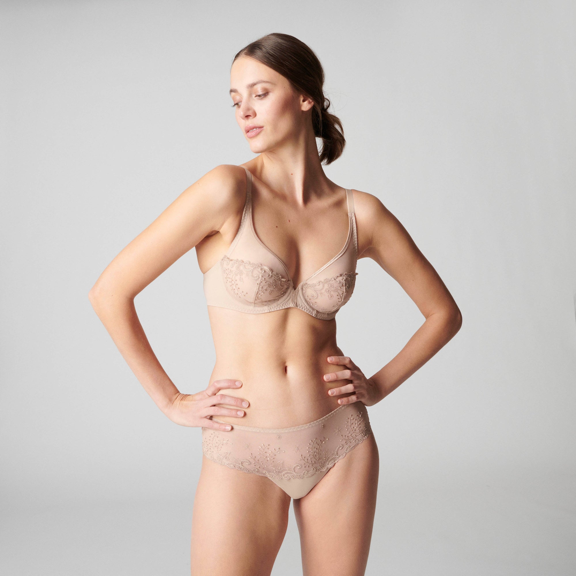 Delice Plunging underwired bra - Nude - Image 1