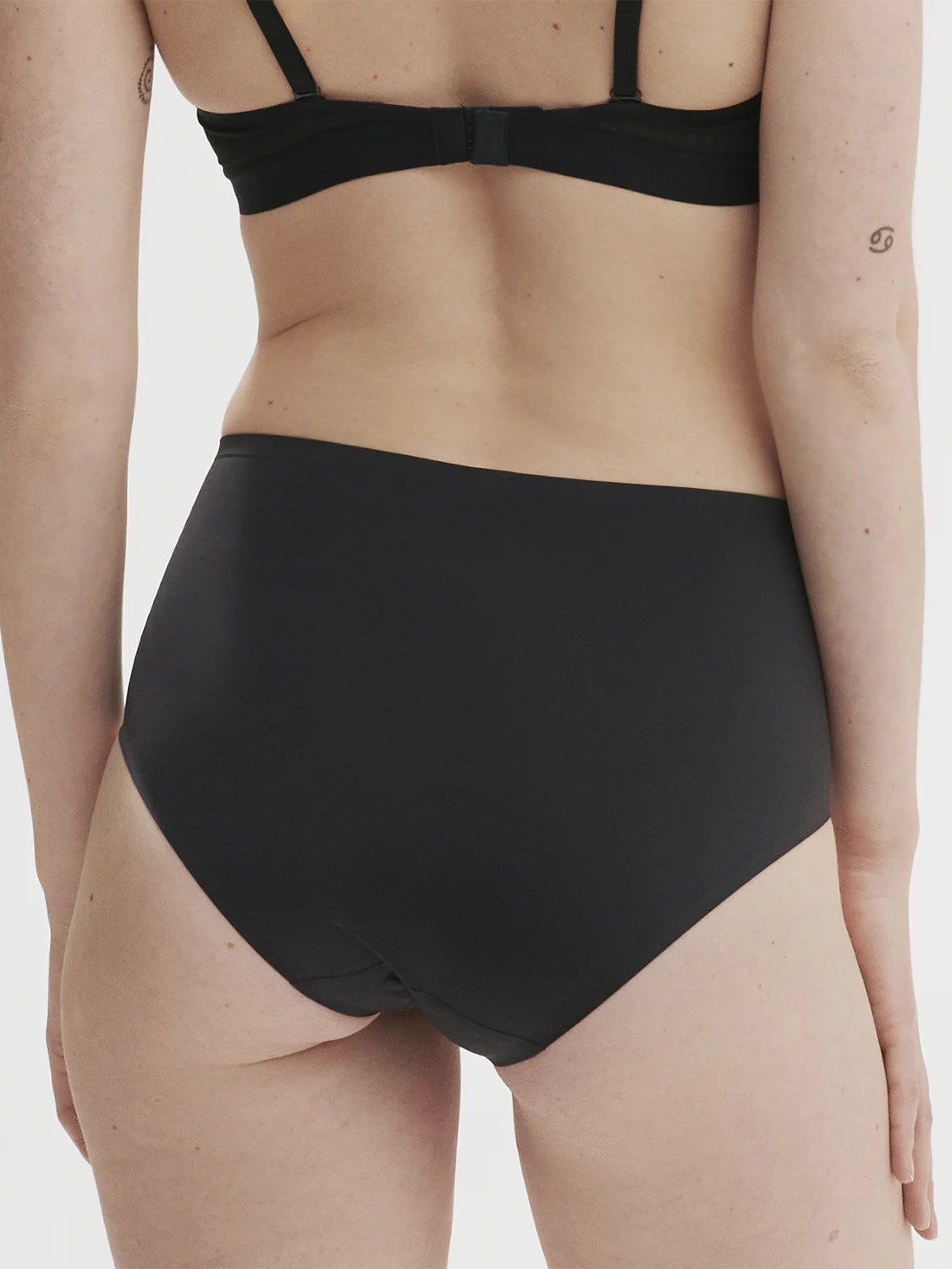 Essential High waisted - light control panties - Black - 2