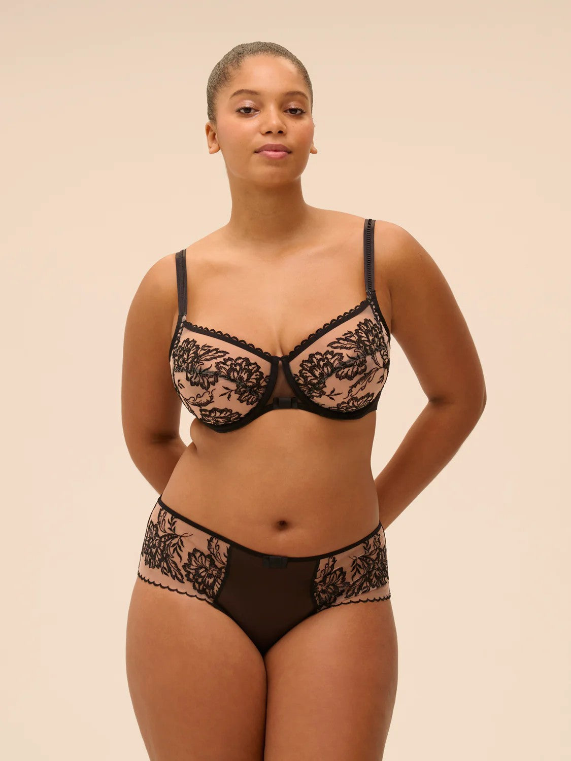 Romance squared neckline full cup bra - Black - 4