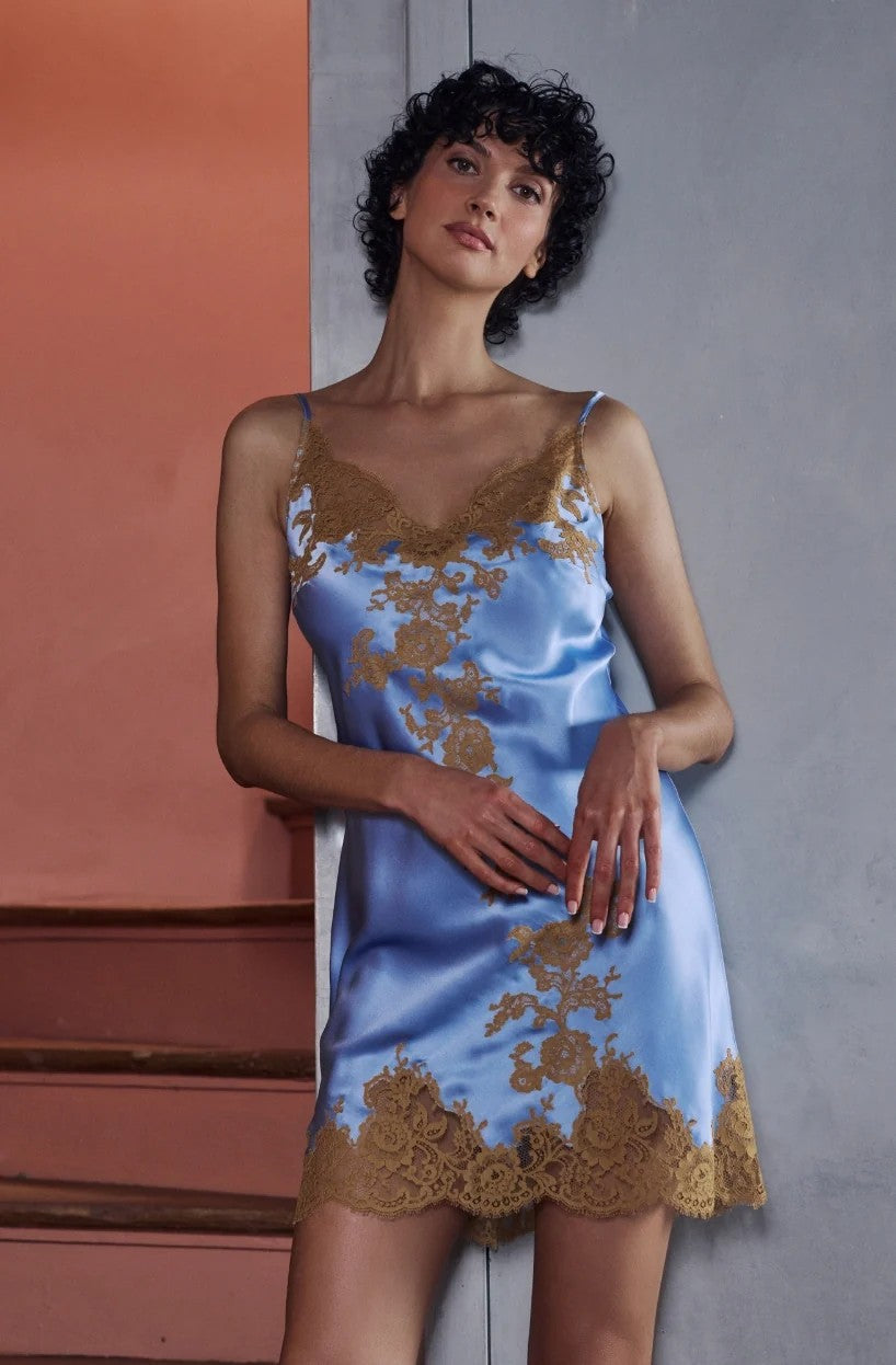 Bénédicte short dressing gown with slip in pastel blue silk and hazelnut lace - Blue - 2