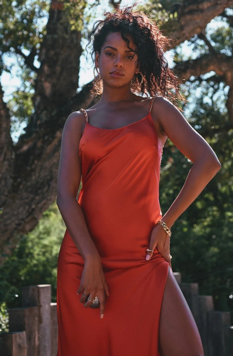 Ava red satin dress with a backless neckline adorned with gold jewels - 3
