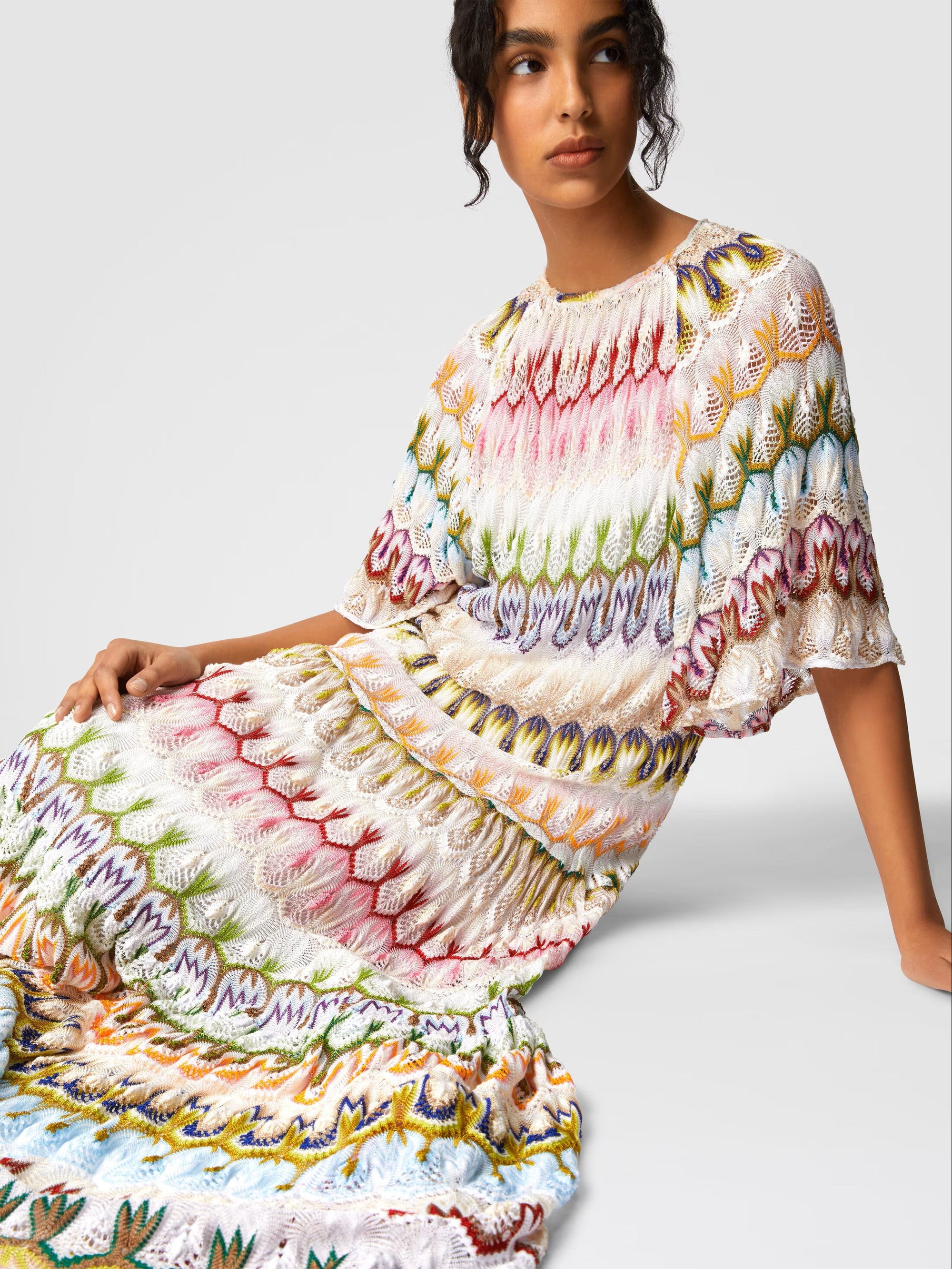 Short sleeve long dress with floral lace details - 4